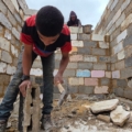 « Ils détruisent, nous construisons » : les Gazaouis reconstruisent leurs maisons dans la boue et les décombres